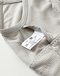 タグをカップの裏側に