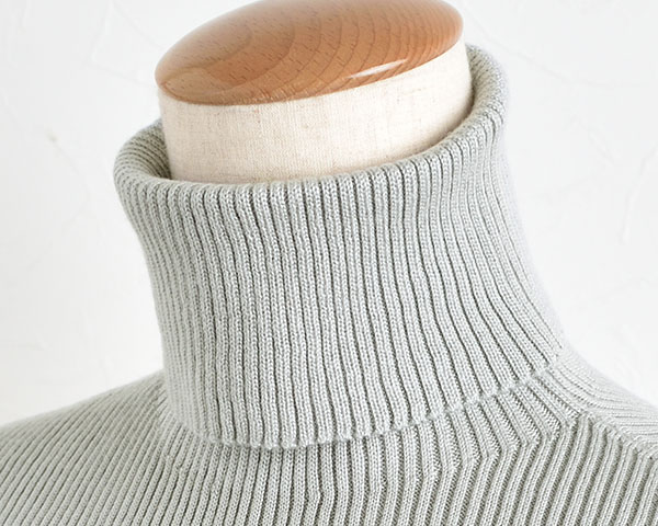 シルク100％ ふわふわ加工 タートルネックウォーマー 日本製 縫い目のないホールガーメント