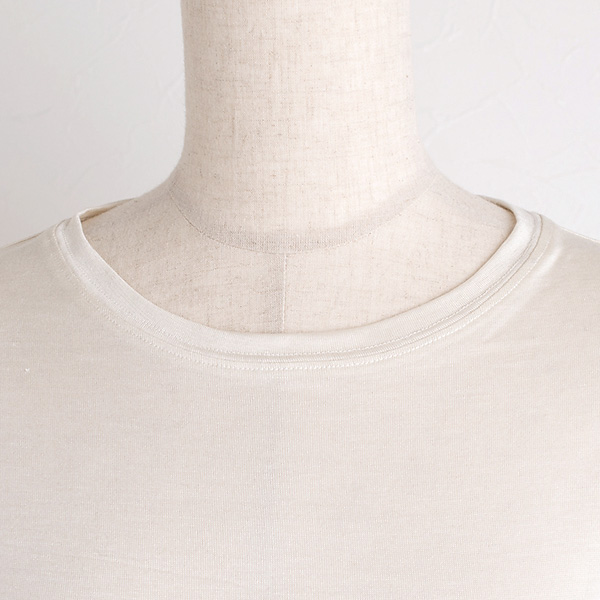 上品なクルーネック